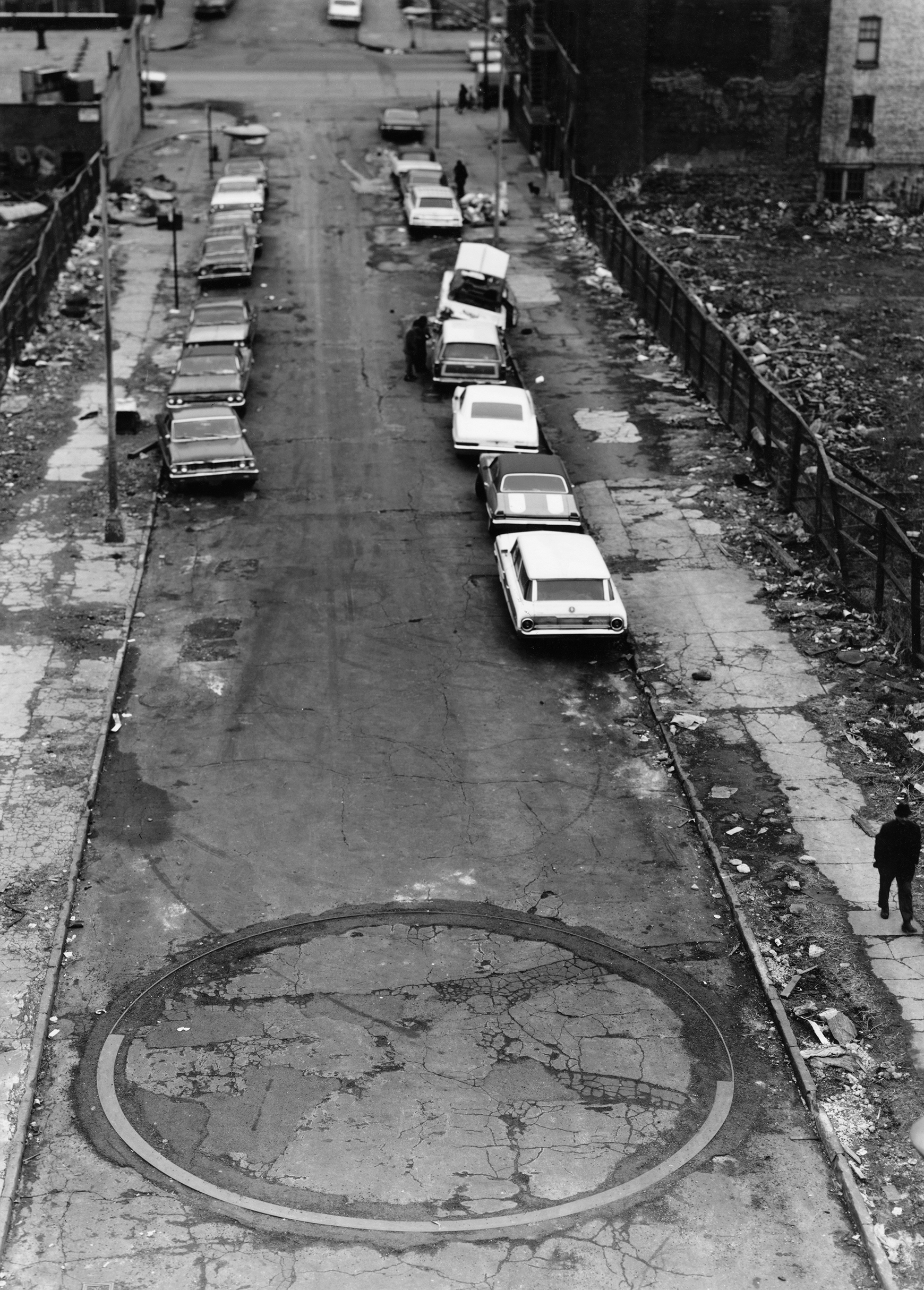 Richard Serra, To Encircle Base Plate Hexagram, Right Angles Inverted, 1970, hot-rolled steel. Installation view, Bronx, New York. Photo: Gianfranco Gorgoni. © Richard Serra/Artists Rights Society (ARS), New York.