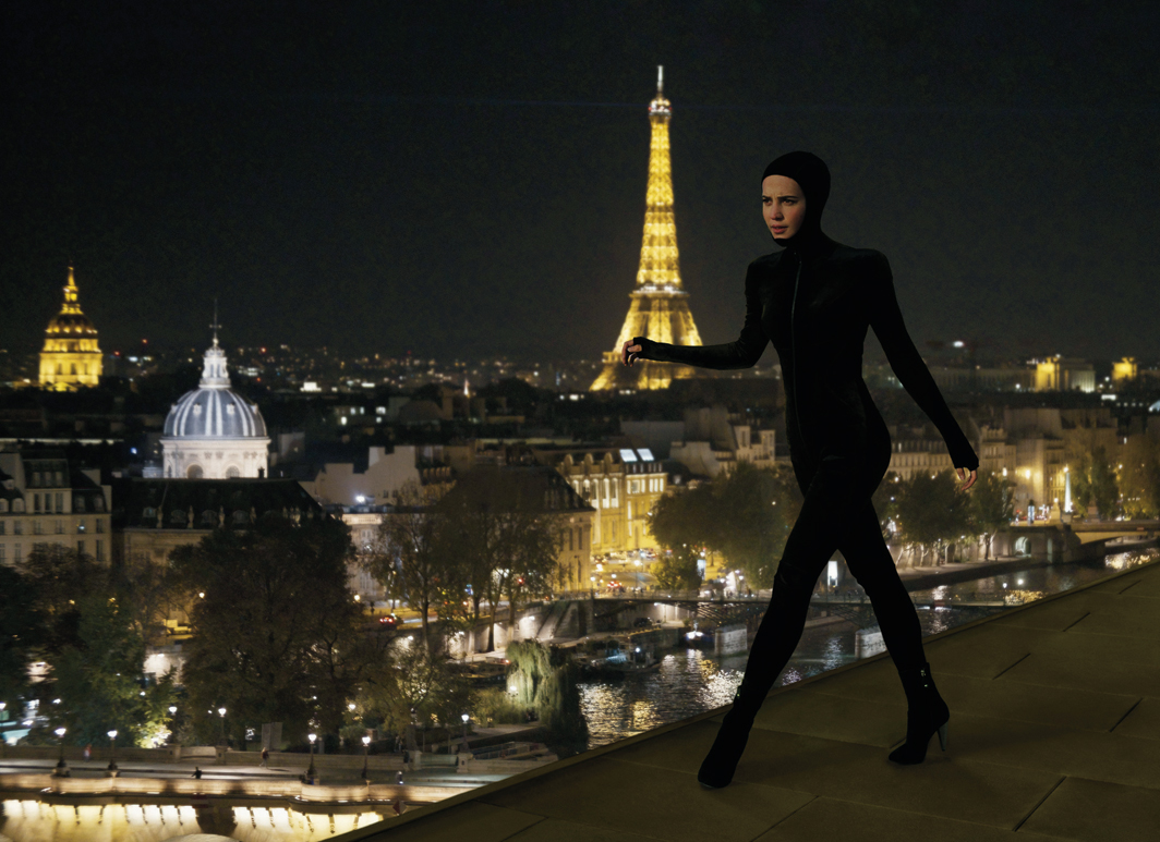 Irma Vep, 2022, production still from Olivier Assayas’s TV miniseries on HBO. Mira Harberg (Alicia Vikander). Photo: Carole Bethuel.