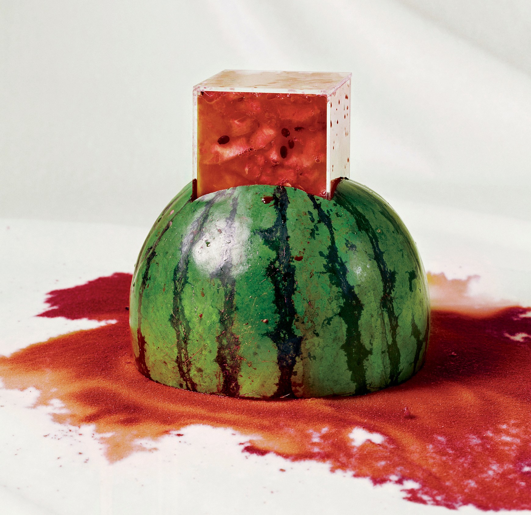 Kosen Ohtsubo, Oozing Out, 1976, acrylic box, watermelon, fabric. Photo first published in Ikebana Ryusei, September 1976. Photo: Ryusei Photo Department.