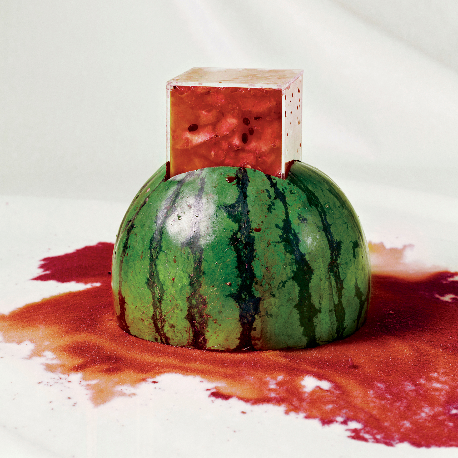 Kosen Ohtsubo, Oozing Out, 1976, acrylic box, watermelon, fabric. Photo first published in Ikebana Ryusei, September 1976. Photo: Ryusei Photo Department.